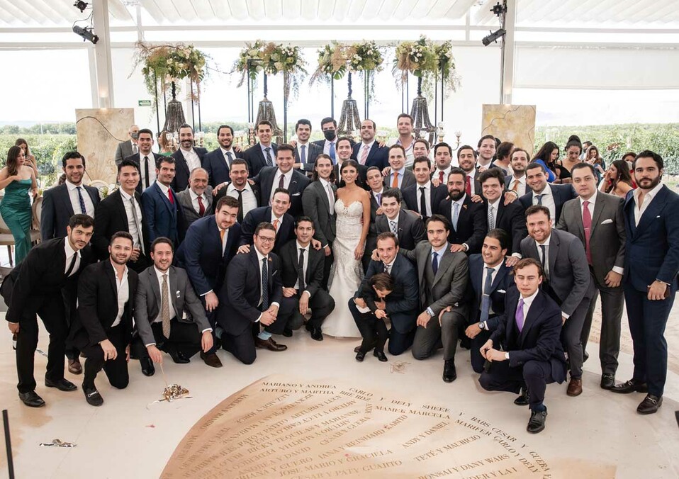 Los novios junto a familiares y amigos