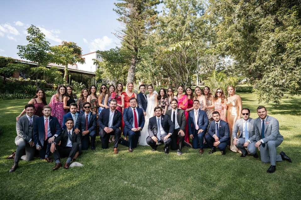 Los novios junto a sus amigos / Foto: Mino Mora