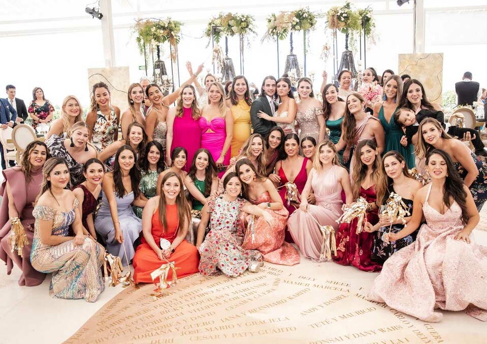 Los recién casados junto a sus mejores amigas