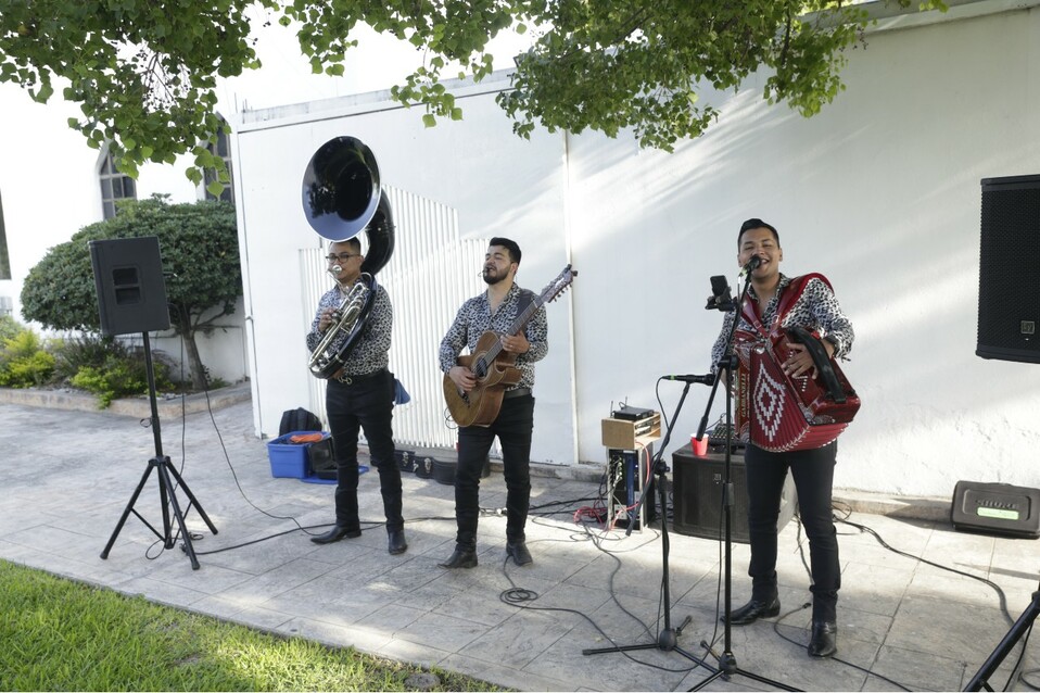 Música en vivo y show de comedia ambientaron la comida / Foto: Daniel Saldívar