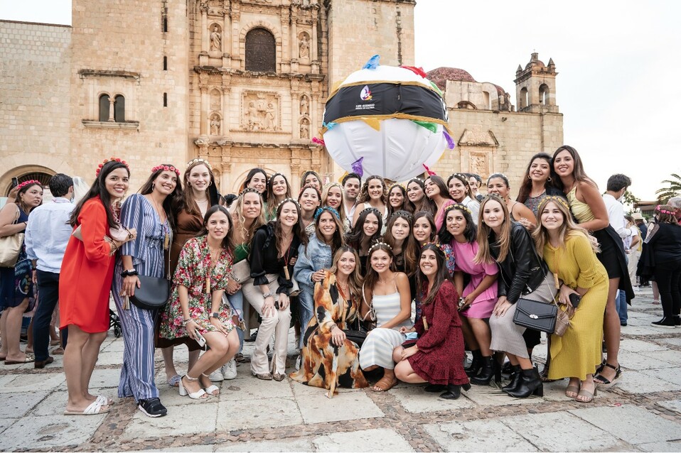 Los novios junto a sus mejores amigas / Foto: Mino Mora