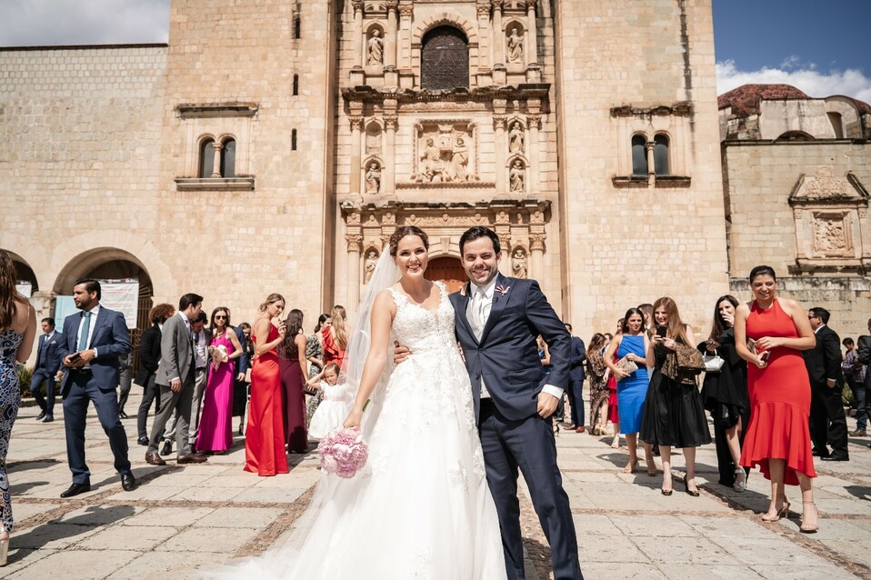 Los novios al salir del Templo Santo Domingo de Guzmán / Foto: Mino Mora