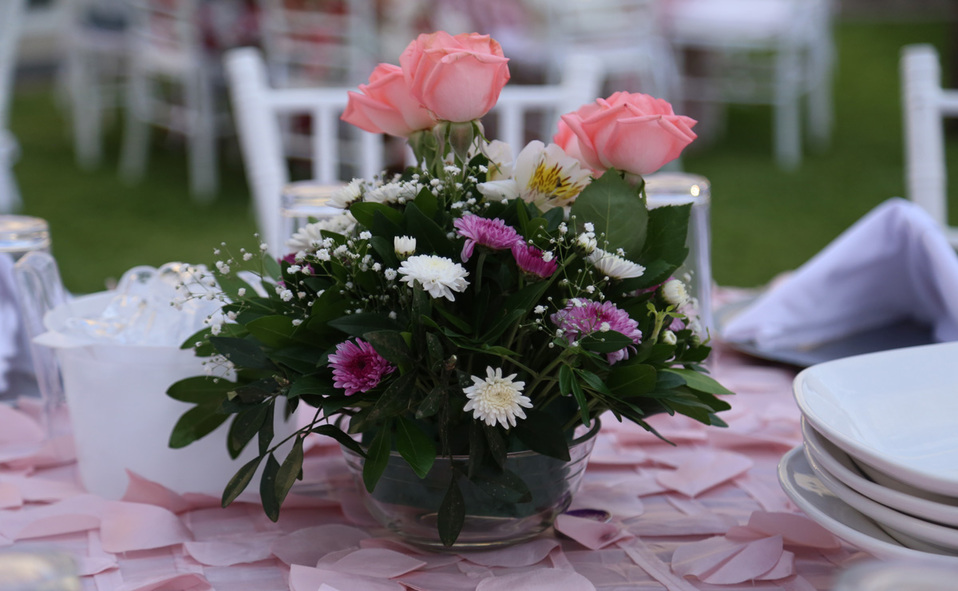 La decoración lució en tonos rosa y blanco