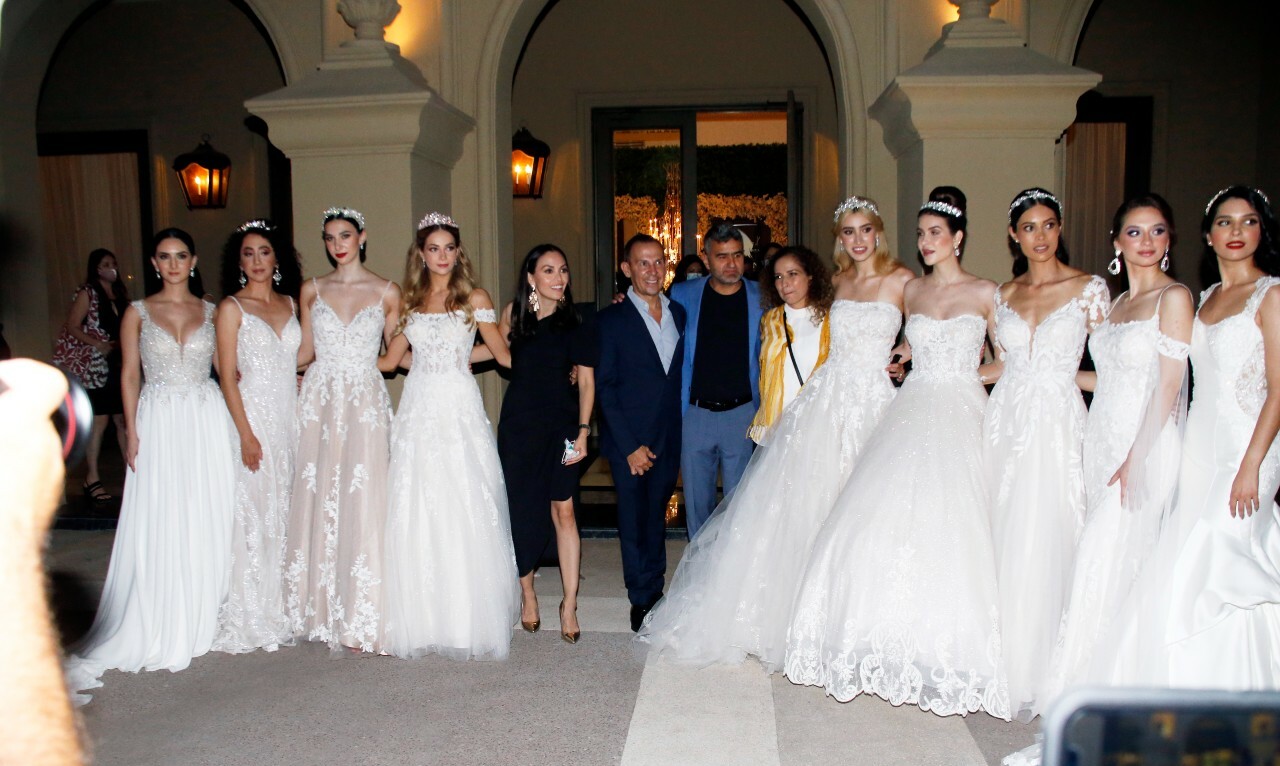 Abby Niño de Rivera, Armando Elizondo, Omar González y Karla Pedraza junto a las modelos / Foto: Antonio Mireles