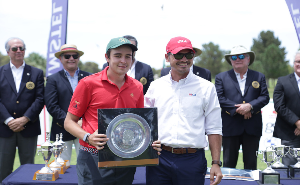 Jorge recibiendo su presea