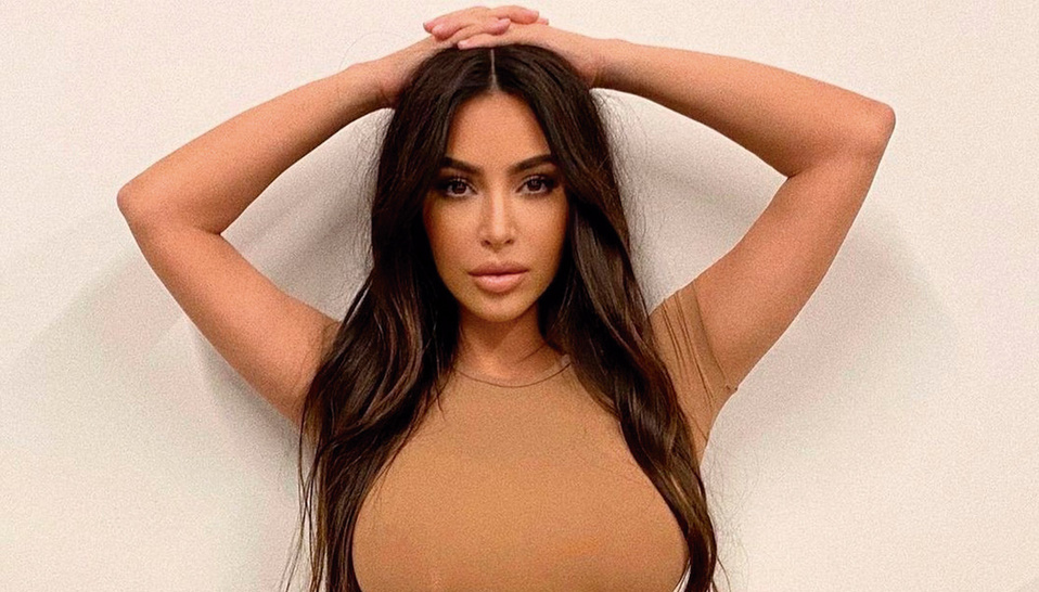 Kim Kardashian luce su figura con su nueva colección, 'Summer Mesh'