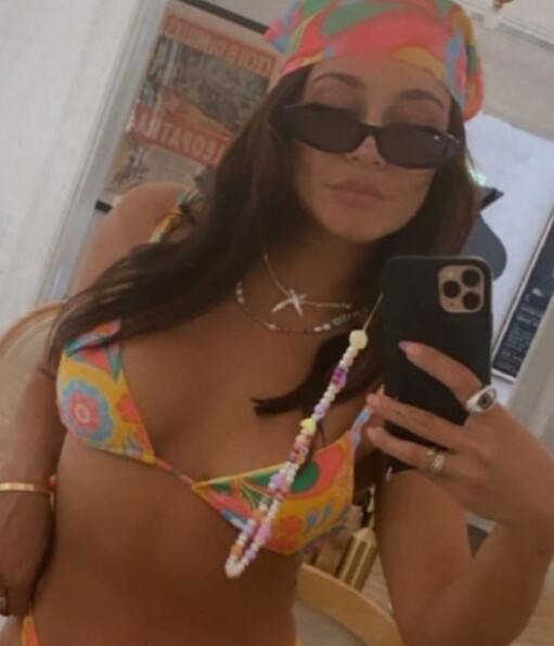 Vanessa Hudgens y su colorido bikini de los años 70. Foto: Instagram
