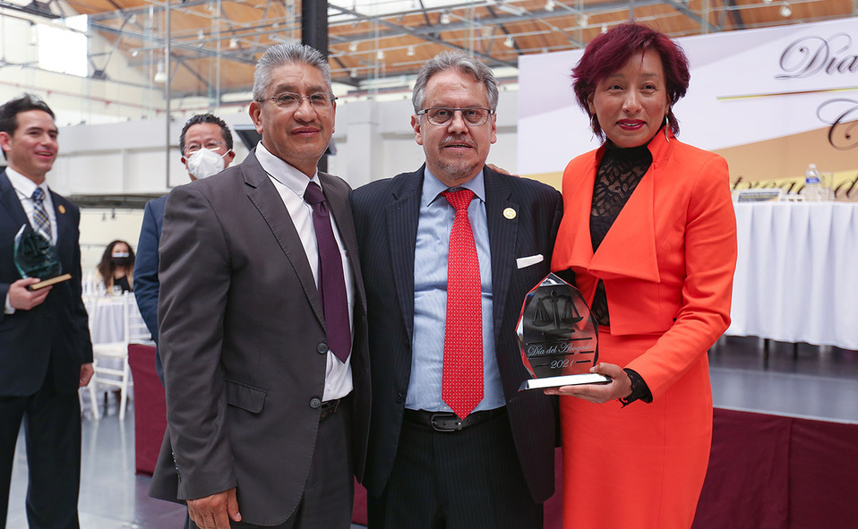Carlos Macedo, María de Lourdes Aguilar y acompañante