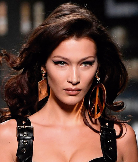 Bella Hadid y el crop top amarillo con el que prefiere no llevar brassier