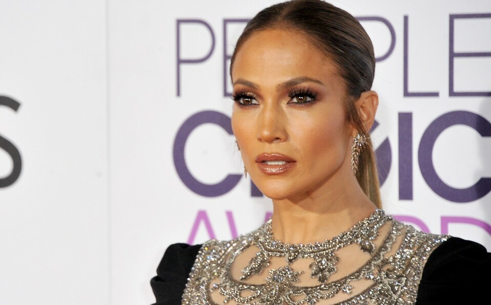 El lujoso collar Chanel que Jennifer Lopez combinó con un traje sastre a la  perfección