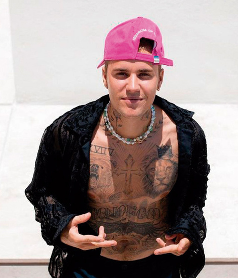 Justin Bieber luce para Balenciaga su nuevo bolso y tenis