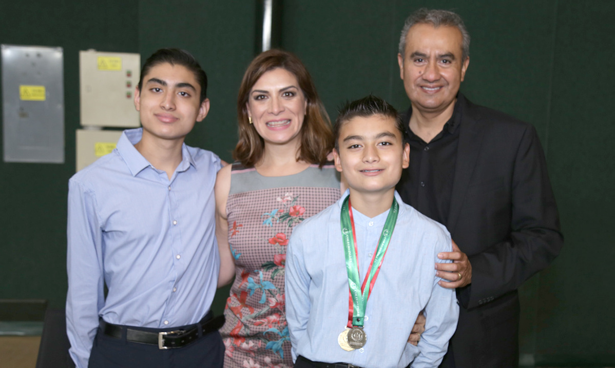 Sebastián, Iris, Mauricio y Édgar