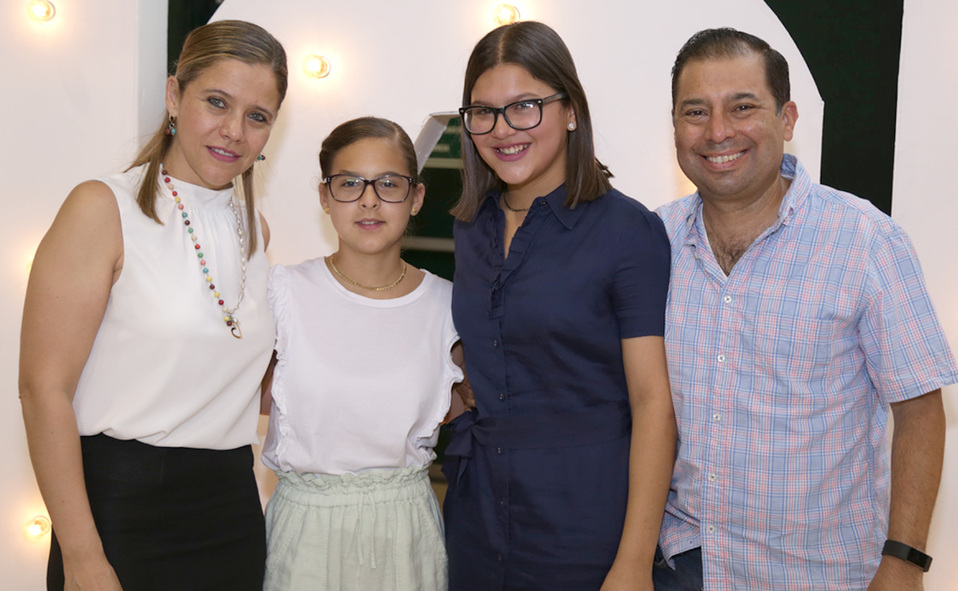 Ana Sofía, Natalia, Sofía y Héctor