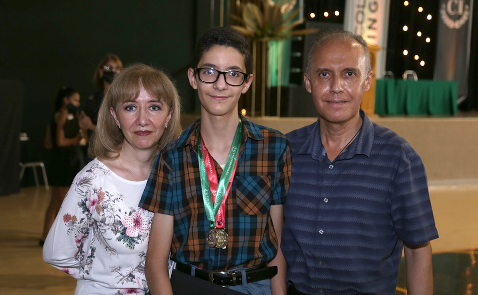 Gabriela, Alejandro y Alejandro