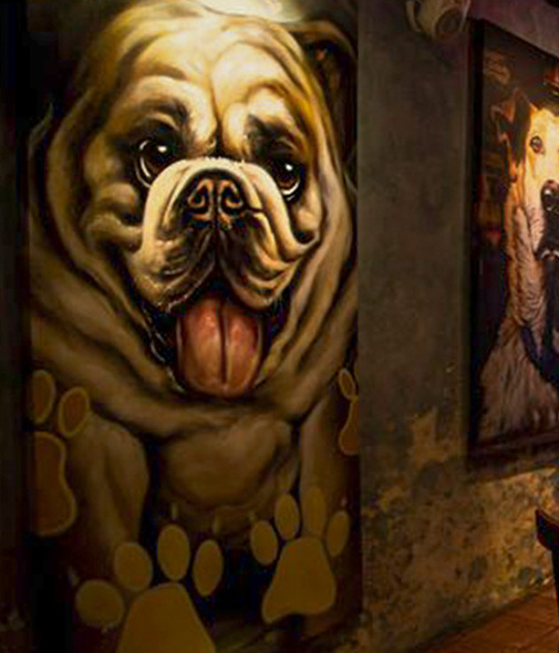 En San Francisco del Rincón abrieron un lugar donde la decoración principal son enormes cuadros de los canes. Foto: Dog Burger Facebook