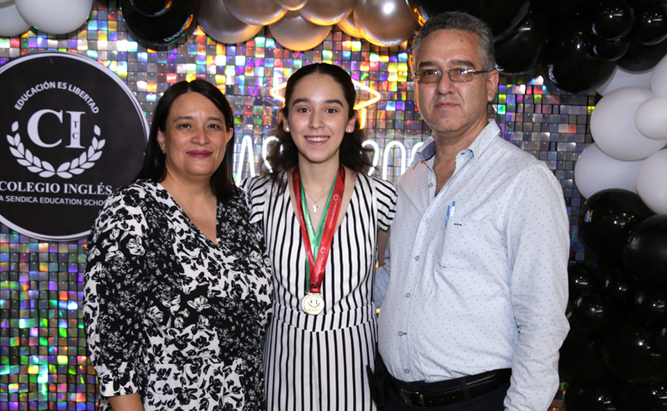 Silvia, Salma y Salvador