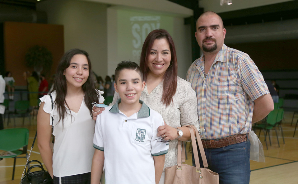 Valeria, Miguel, Mónica y Miguel