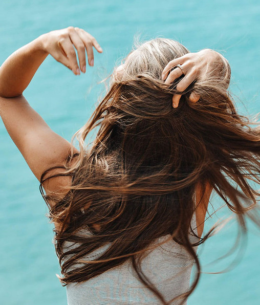 Mantenerte deshidratada y lavarlo de manera constante puede está afectando tu melena(Foto: Pexels)