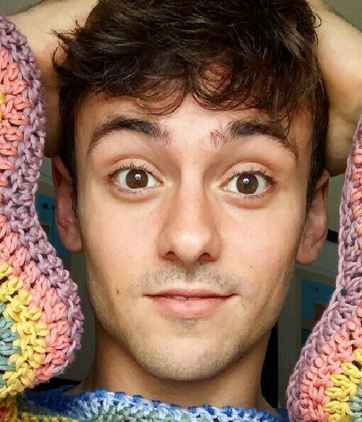 Tom Daley y sus mejores creaciones de tejido. (Foto: Instagram).