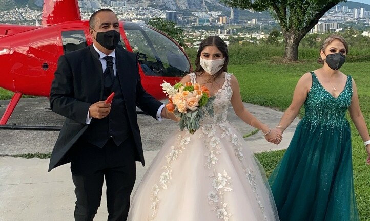 Valeria arribó junto a sus papás Nadia López de Urrutia y Jorge Urrutia a la recepción en helicóptero / / Foto: Omar Valdez