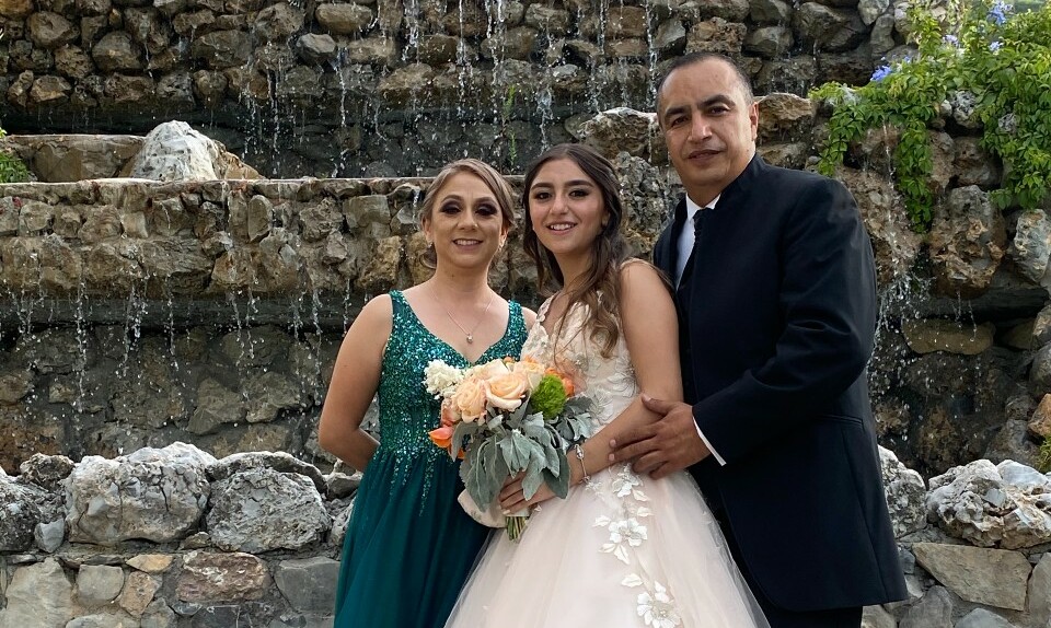 Valeria junto a sus papás Nadia López de Urrutia y Jorge Urrutia  / Foto: Omar Valdez