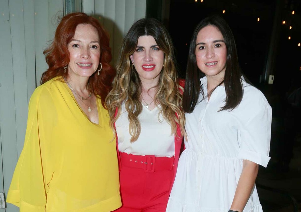 Myrna Ramírez de Campuzno, Alejandra Campuzano y Nanis Campuzano