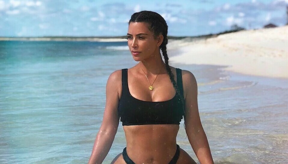 Kim Kardashian y el bikini negro para todo tipo de cuerpo: Foto (Foto: Instagram)