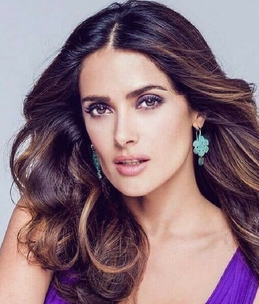 Salma Hayek. En vestido Gucci y orgullosa de su edad en portada Vogue. (Foto: Instagram).
