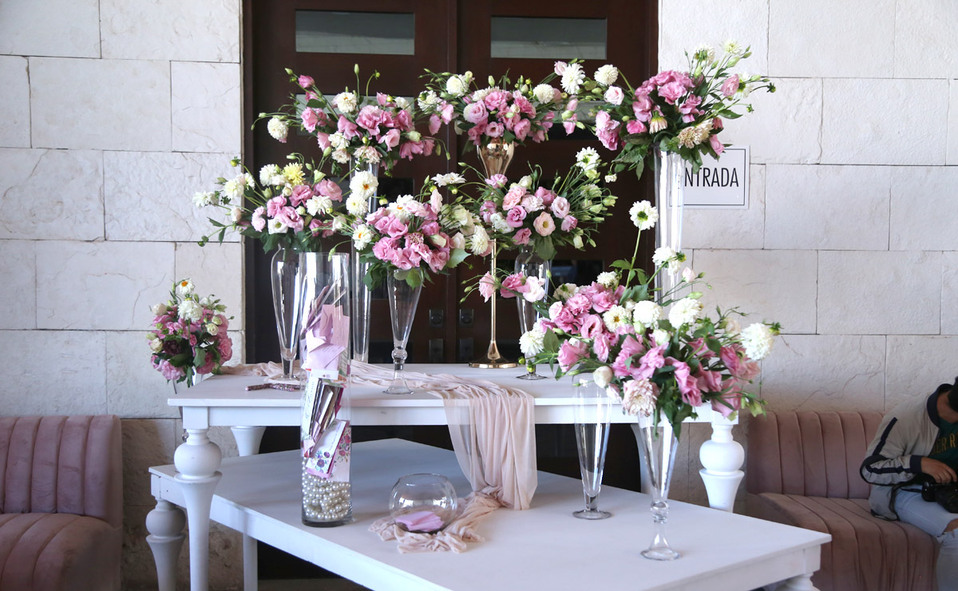 Hermosas flores rosas y blancas decoraron el lugar