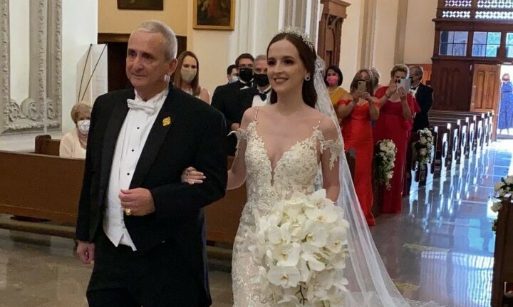 La novia y su papá entrando a la Iglesia / Foto: Paola Tassinari