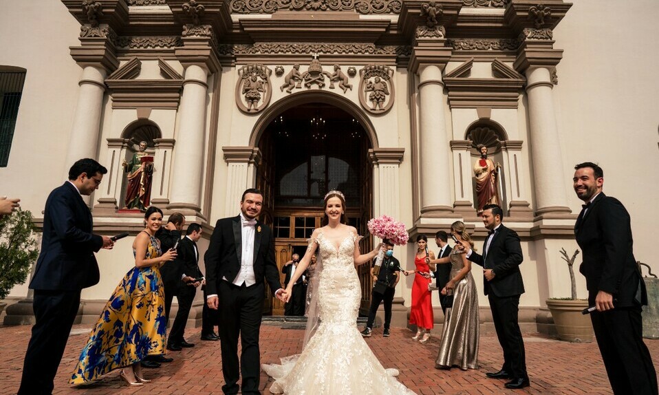 Los novios al salir de la Iglesia. / Foto: Paola Tassinari