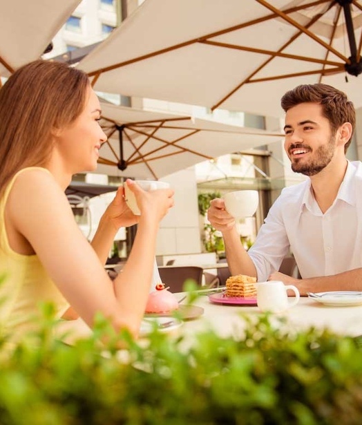 Las terrazas son una buena opción para salir con tu pareja (Shutterstock).