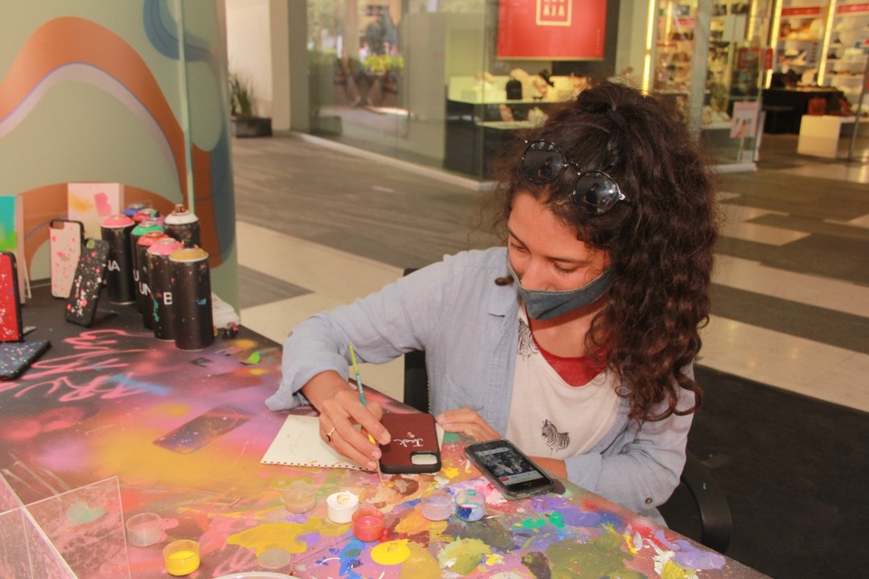 Artista urbana haciendo intervenciones