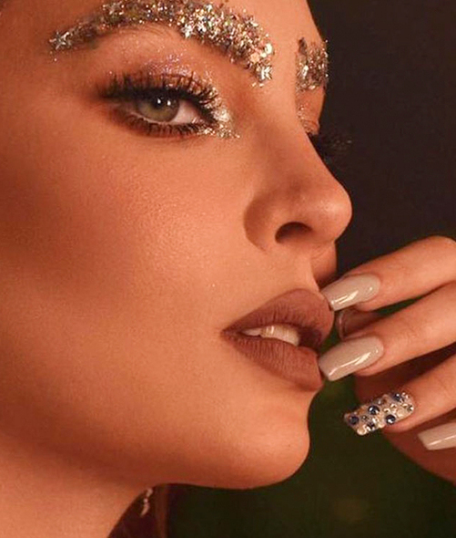 La cantante Belinda sorprendió con un look dramático donde sus cejas hacían juego con su outfit. Foto: Instagram Belinda