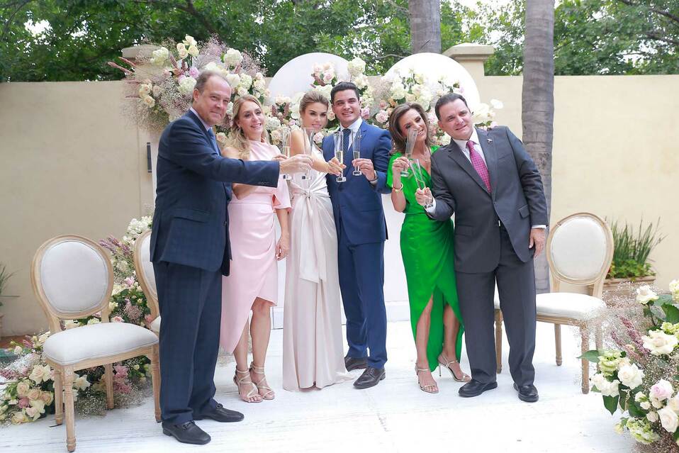 Los novios junto a sus papás