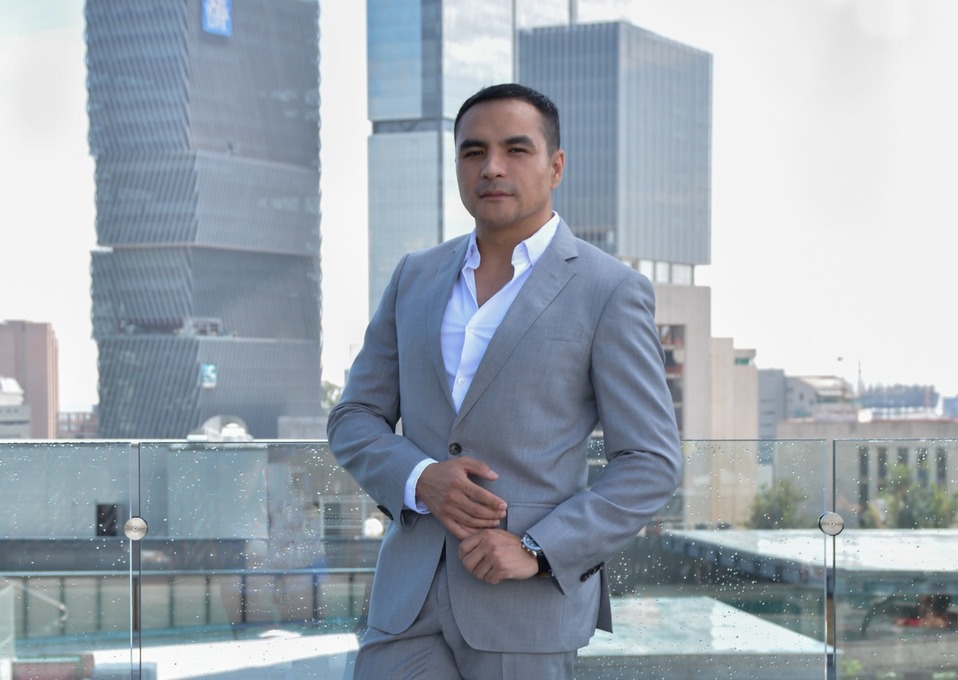 Óscar Asiaín, experto nutriólogo con 20 años de experiencia.