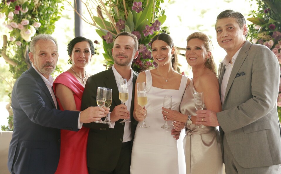 La pareja con sus papás Mónica Loyo, Luis Fonseca, Mónica Palacios y Carlos Martínez. FOTO: DANIEL SALDÍVAR