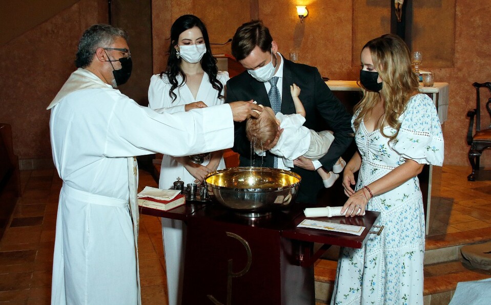 Bastian recibiendo el agua bautizmal del sacerdote Valentin Treviño Ramos.  FOTO: ANTONIO MIRELES