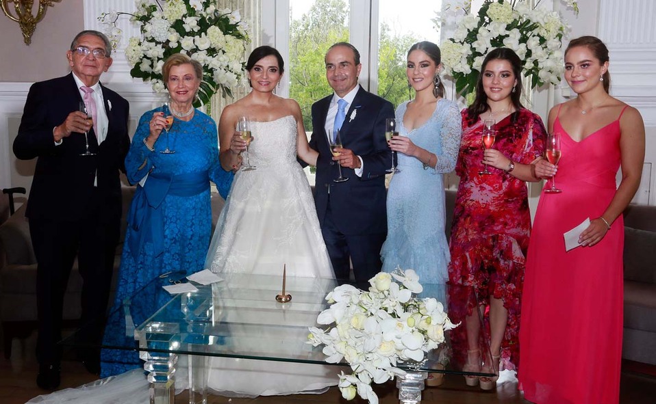 Los nuevos esposos y sus invitados brindaron al finalizar la ceremonia civil / Fotos: Omar Valdez