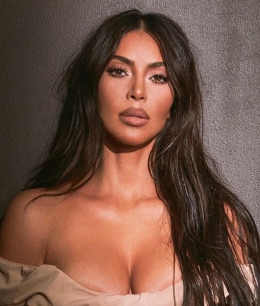 Kim Kardashian posa sin ropa para presumir su nueva fragancia nude (Foto: Instagram)