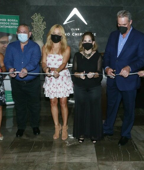 Teresa Villarreal de Dillon, presidenta de la Asociación Alzheimer participó en el corte del listón junto con los organizadores / Foto: Omar Valdez
