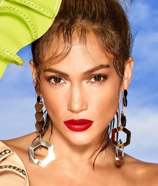 JLo desafía la edad y presume sus piernas con un vestido atemporal (Foto: Instagram)