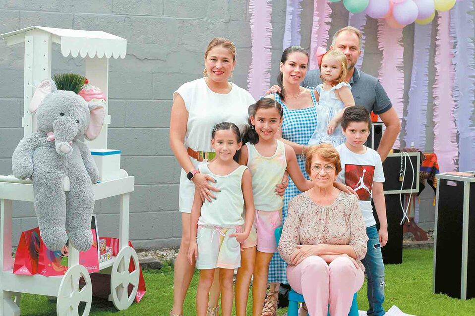 Elenita Altamirano y sus familiares más cercanos/ Fotos: José Chang