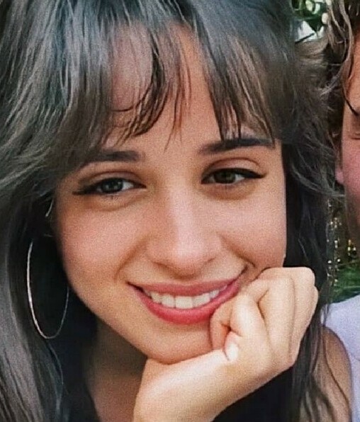 Camila Cabello aclara rumores sobre anillo de compromiso. (Foto: Instagram).