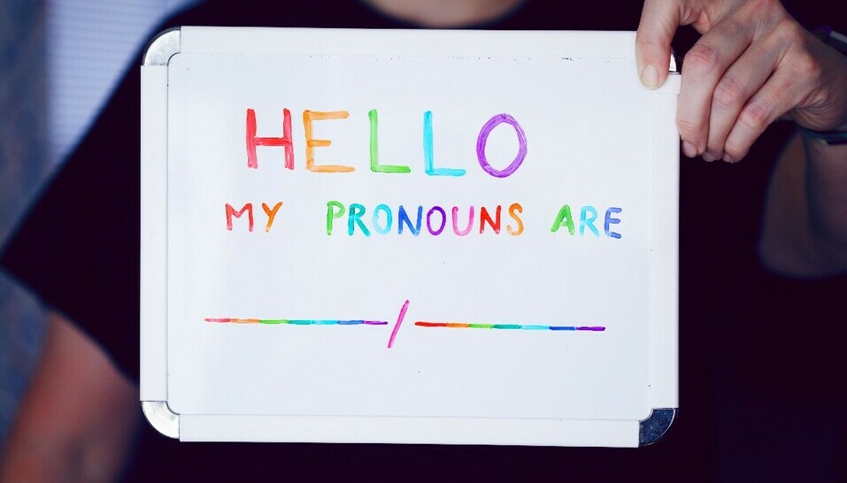 Por qué usar pronombres neutros y un lenguaje inclusivo con las personas que se identifican como no binarias. (Foto: Unsplash).