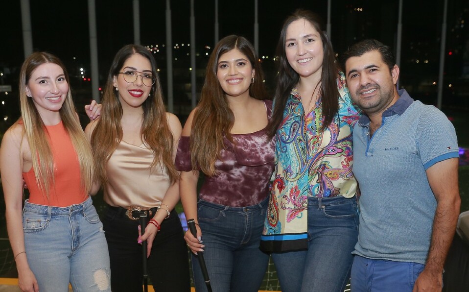 Sofia González, Fernanda Nieto, Marisa Guevara, Ale Gil y Hugo de la Rocha. FOTO: DANIEL SALDÍVAR