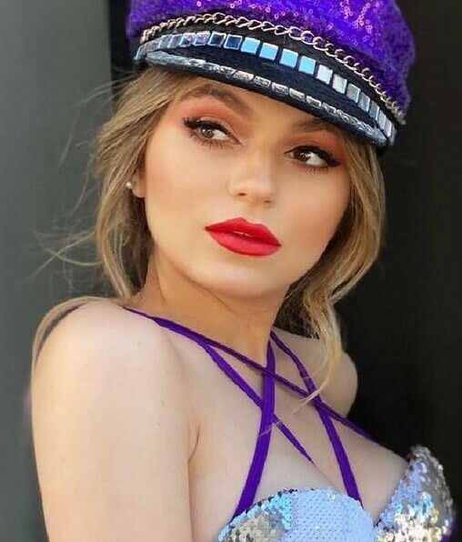 Sofía Castro y el bikini dorado con el que despide el verano. (Foto: Instagram).