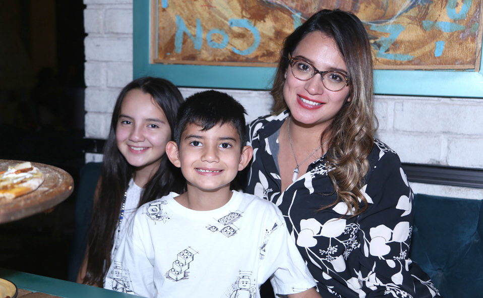 Karina, Pedro y Karina