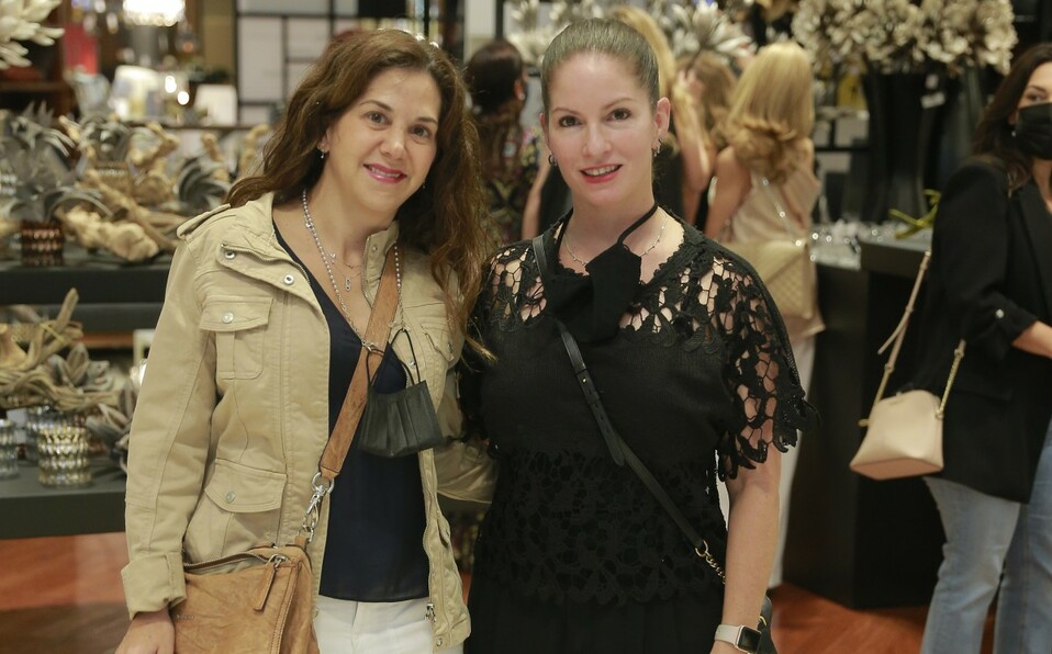 Begoña Arce y Lucía Bretzfelder. FOTO:  DANIEL SALDÍVAR