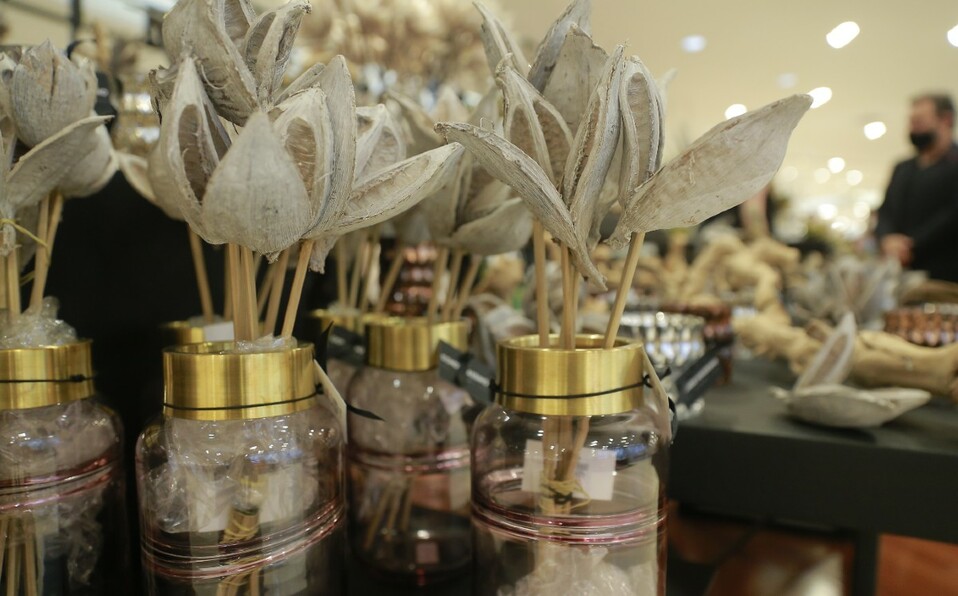 En este nuevo corner los amantes de la decoración podrán encontrar bases y creaciones florales. FOTO:  DANIEL SALDÍVAR